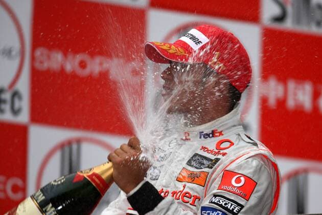 Lewis Hamilton (England McLaren Mercedes) bejubelt seinen Sieg beim Großen Preis von China 2008 Motorsport Grand Prix Herren Großer Preis von China 2008, Formel 1 Weltmeisterschaft, F1, F, GP, WM, Einzelbild Shanghai