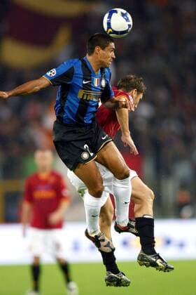 Ivan Cordoba (Inter Mailand, li.) gegen Francesco Totti (AS Rom) -  Fußball Herren Serie A 2008 2009, 1. Italienische Liga, AS Rom - FC Internazionale Mailand 0:4 Gruppe Rom Dynamik,