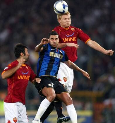 Quaresma (Inter Mailand, Mitte) gegen John Arne Riise (re.) und Mirko Vucinic (beide AS Rom) -  Fußball Herren Serie A 2008 2009, 1. Italienische Liga, AS Rom - FC Internazionale Mailand 0:4 Gruppe Rom Dynamik,