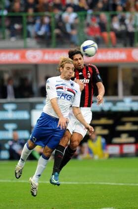 Jonathan Bottinelli (Sampdoria Genua, li.) gegen Marco Borriello (AC Mailand) - Fußball Herren Serie A 2008 2009, 1. Italienische Liga, AC Mailand - Sampdoria Genua 3:0, Milan Gruppe Mailand Dynamik,