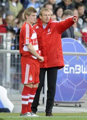 Trainer Jürgen Klinsmann (re.) und Toni Kroos (beide Bayern) Fußball 1. BL Herren Saison 2008 2009, FC Bayern München Gruppe Karlsruhe