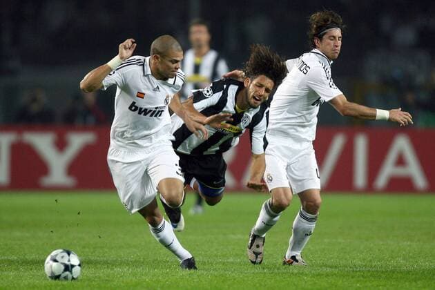 Amauri (Juventus Turin, Mitte) gegen Pepe (li.) und Sergio Ramos (beide Real Madrid) -  Fußball EC 1 Herren Champions League 2008 2009, Juventus Turin - Real Madrid CF, Juve Gruppe Turin Dynamik,
