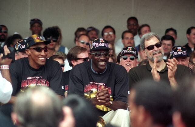 Michael Jordan (Mitte), Scottie Pippen (li.) und Trainer Phil Jackson (alle Chicago Bulls) während der Parade zum Gewinn der NBA Meisterschaft 1997 - Basketball Herren NBA 1996 1997, Playoffs, Playoff, Play Offs, Off, Finale, Finalserie Gruppe EDITORIAL USE ONLY