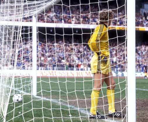 Torwart Jean Marie Pfaff (Bayern) hat einen Treffer kassiert Fußball 1. BL Herren DEUTSCHSPRACHIGE SPORTZEITSCHRIFTEN UND -ZEITUNGEN NUR NACH RÜCKSPRACHE 1984 1985 Einzelbild Hamburg Enttäuschung,