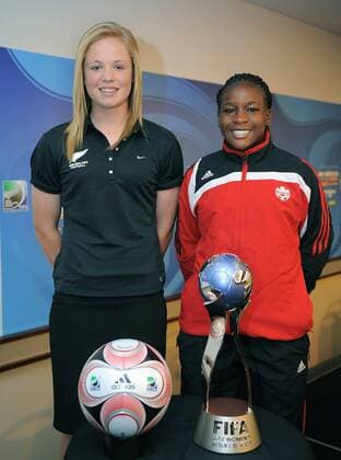 Briony Fisher (Neuseeland, li.) und Bryana McCarthy (Kanada) treffen im Eröffnungsspiel der Frauen U17 WM 2008 aufeinander - Fußball WM Damen U17 WM 2008, U17 Nationalteam, Nachwuchs, Jugend, Junioren, Frauen, Frauenfußball Gruppe Auckland