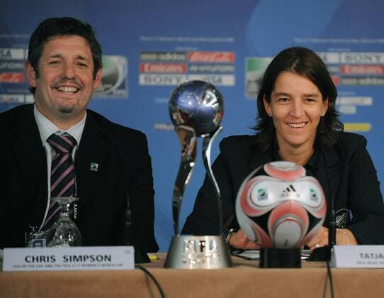 Chris Simpson (Neuseeland, li.), Leiter des Lokalen Organisationskomitees der Frauen U17 WM 2008, und Tatjana Haenni (Schweiz), FIFA Direktorin für Frauenfußball, gut gelaunt bei der Pressekonferenz - Fußball WM Damen U17 WM 2008, U17 Nationalteam, Nachwuchs, Jugend, Junioren, Frauen, Frauenfußball Gruppe Auckland Freude,
