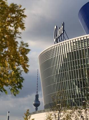 Außenansicht der O2 World Arena mit dem Berliner Wahrzeichen, dem Fernsehturm, im Hintergrund Basketball EC 1 Herren EuroLeague 2008 2009, Euro League, Liga Totale O2 WorldArena Berlin