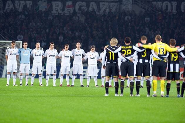 Spieler von Real Madrid (hi.) und Juventus Turin während der Schweigeminute für die bei einem Busunfall verunglückten Juve Fans -  (2008102310501676) Fußball EC 1 Herren Champions League 2008 2009, Juventus Turin - Real Madrid CF 2:1, Juve Totale Turin