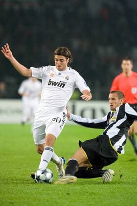 Gonzalo Higuain (Real Madrid, li.) gegen Giorgio Chiellini (Juventus Turin) -  (2008102310514678) Fußball EC 1 Herren Champions League 2008 2009, Juventus Turin - Real Madrid CF 2:1, Juve Gruppe Turin Dynamik, Kampf,