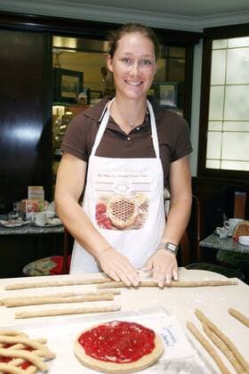 Samantha Stosur (Australien) versucht sich am Rande der Generali Ladies Open als Bäckerin Tennis Damen Generali Ladies Open 2008, WTA Tour Einzelbild Linz