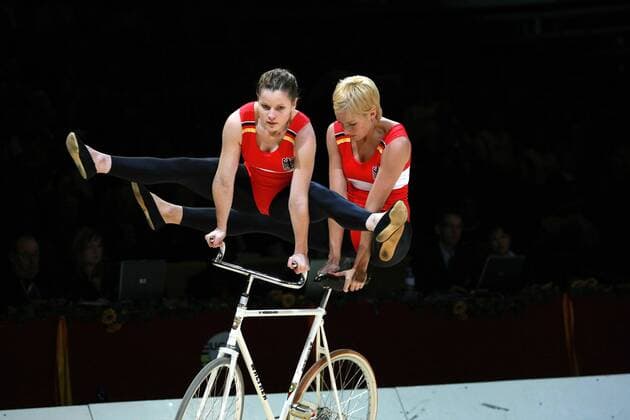 Kathrin Schultheis und Sandra Sprinkmeier (beide Deutschland) Radsport Damen WM 2008, Kunstradfahren, Kunstrad, Kunstradsport, Rad, Hallenradsport, Halle, Indoor, Gruppe Zweier, 2er, 2 er, Nationaltrikot, Dornbirn