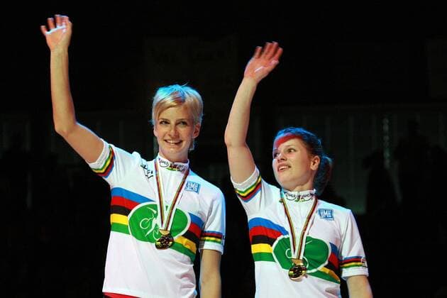 Kathrin Schultheis (li.) und Sandra Sprinkmeier (beide Deutschland) sind Weltmeister im 2 er Kunstradfahren Radsport Damen WM 2008, Kunstradfahren, Kunstrad, Kunstradsport, Rad, Hallenradsport, Halle, Indoor Gruppe 2er, Zweier, 2 er, Dornbirn Freude,