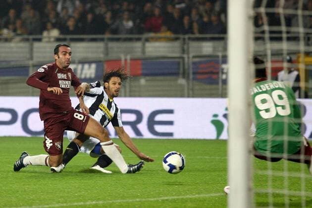 Amauri (Juventus Turin, re.) erzielt gegen Simone Barone (FC Turin) den Treffer zum 1:0 -  Fußball Herren Serie A 2008 2009, 1. Italienische Liga, Juventus Turin - Torino FC 1:0, Vdig Juve Gruppe Turin