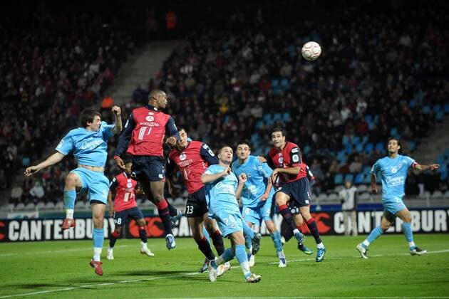Zweikämpfe nach einer Flanke im Spiel Lille gegen Caen (blau) -  Fußball Herren Ligue 1 2008 2009, 1. Französische Liga, OSC Lille - SM Caen 2:2, LOSC Gruppe Lille Dynamik,