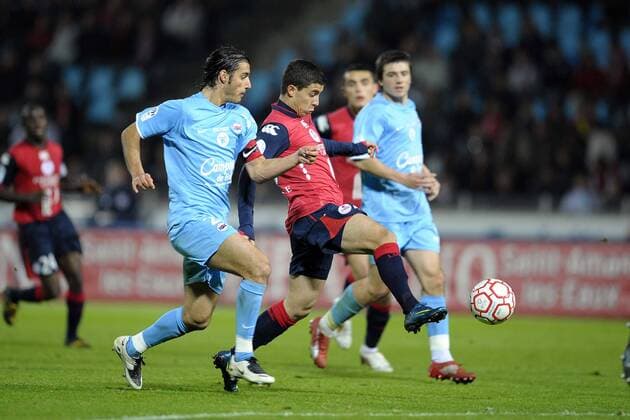 Eden Hazard (Lille, Mitte) gegen Nicolas Seube (Caen, li.) -  Fußball Herren Ligue 1 2008 2009, 1. Französische Liga, OSC Lille - SM Caen 2:2, LOSC Gruppe Lille Dynamik,