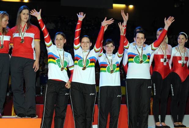 Team Österreich mit Kathrin Hagen, Silke Melbinger, Melanie Melbinger und Martina Schwar ist Weltmeister im Vierer Kunstradfahren 2008 vor Deutschland und der Schweiz Radsport Damen WM 2008, Kunstradfahren, Kunstrad, Kunstradsport, Rad, Hallenradsport, Halle, Indoor, Gruppe Vierer, 4er, 4 er, , Dornbirn Freude,