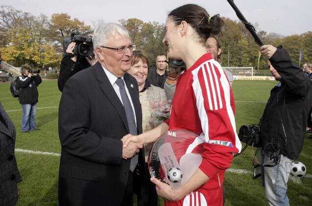 Birgit Prinz (FFC Frankfurt) wird von DFB Präsident Dr. Theo Zwanziger als Fußballerin des Jahres 2008 ausgezeichnet Fußball 1. BL Damen Saison 2008 2009, Frauen, Frauenfußball, 1. FFC Frankfurt, Ehrung, Spielerehrung Gruppe Frankfurt M.
