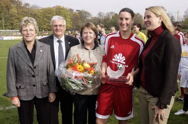 Auszeichnung Fußballerin des Jahres 2008, v.li.: FMA Vorsitzende Margit Stoppa, DFB Präsident Dr. Theo Zwanziger, DFB Vizepräsidentin Hannelore Ratzeburg, Preisträgerin Birgit Prinz und kicker Redakteurin Jana Wiske Fußball 1. BL Damen Saison 2008 2009, Frauen, Frauenfußball, 1. FFC Frankfurt, Ehrung, Spielerehrung Gruppe Frankfurt M.