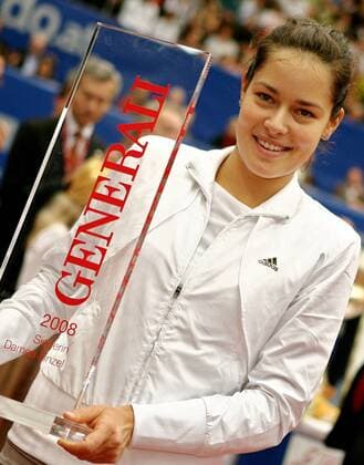 Ana Ivanovic (Serbien) - Siegerin der Generali Ladies Open 2008 - präsentiert ihre Trophäe -  Tennis Damen Generali Ladies Open 2008, WTA Tour, Finale Einzelbild Linz Freude,