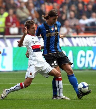 Zlatan Ibrahimovic (Inter Mailand, re.) gegen Domenico Criscito (Genoa CFC) -  Fußball Herren Serie A 2008 2009, 1. Italienische Liga, FC Internazionale Mailand - FC Genua 1893 0:0 Gruppe Mailand Dynamik,