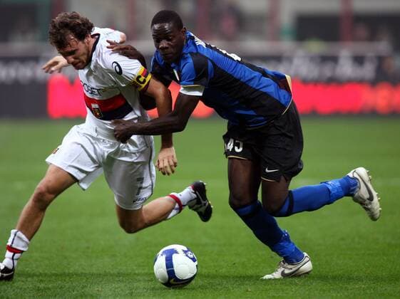 Marco Rossi (Genoa CFC, li.) gegen Mario Balotelli (Inter Mailand) -  Fußball Herren Serie A 2008 2009, 1. Italienische Liga, FC Internazionale Mailand - FC Genua 1893 0:0 Gruppe Mailand Dynamik,