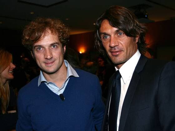 Paolo Maldini (AC Mailand, re.) erhält im Andenken an den verstorbenen Giacinto Facchetti von dessen Sohn Gianfelice (beide Italien) die Auszeichnung Il Bello del Calcio 2008 -  Fußball Herren Il Bello del Calcio 2008, Preisverleihung, Auszeichnung, Spielerauszeichnung, Ehrung, Spielerehrung Gruppe Mailand
