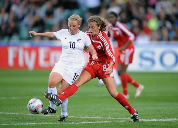 Annalie Longo (Neuseeland U17, li.) gegen Caroline Szwed (Kanada U17) - Fußball WM Damen U 17 WM 2008, U17, Jugend, Nachwuchs, Junioren, Frauen, Frauenfußball, Nationalteam Gruppe Eröffnungsspiel Auckland Dynamik,