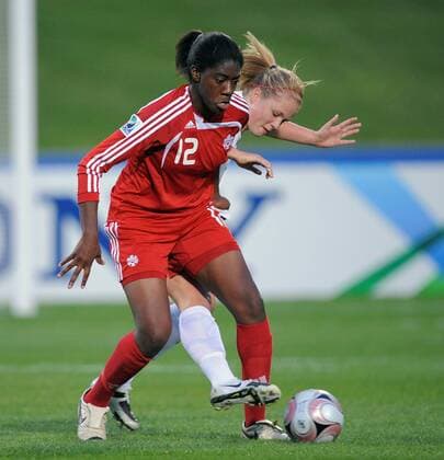 Nkem Ezurike (Kanada U17, li.) gegen Briony Fisher (Neuseeland U17) - Fußball WM Damen U 17 WM 2008, U17, Jugend, Nachwuchs, Junioren, Frauen, Frauenfußball, Nationalteam Gruppe Eröffnungsspiel Auckland Dynamik,