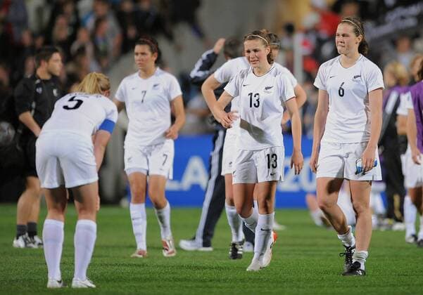 Nadia Pearl (Mitte) und Bridgette Armstrong (re., beide Neuseeland U17) enttäuscht - Fußball WM Damen U 17 WM 2008, U17, Jugend, Nachwuchs, Junioren, Frauen, Frauenfußball, Nationalteam Gruppe Eröffnungsspiel Auckland Enttäuschung, Verzweiflung,