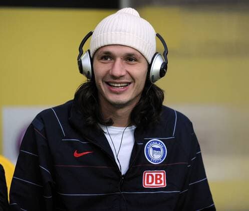 Marko Pantelic (Hertha) hört gut gelaunt Musik Fußball 1. BL Herren Saison 2008 2009, Hertha BSC Berlin Einzelbild Dortmund