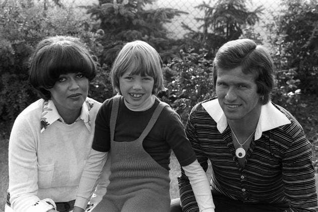 Jupp Heynckes (BR Deutschland Borussia Mönchengladbach) mit Ehefrau Iris und Tochter Kerstin Fußball 1. BL Herren Saison 1976 1977, Fotoshooting, Fotostory, Homestory Gruppe
