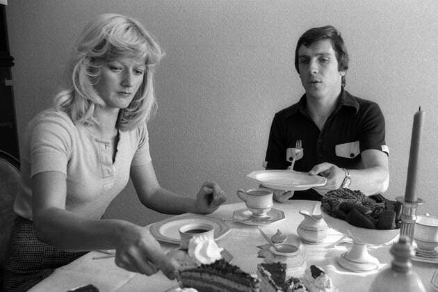 Klaus Fischer (BR Deutschland FC Schalke 04) mit Ehefrau Margit bei Kaffee und Kuchen Fußball 1. BL Herren Saison 1976 1977, Fotoshooting, Fotostory, Homestory Gruppe Gelsenkirchen