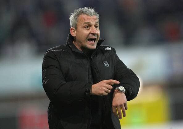Trainer Pavel Dotchev (Paderborn) zeigt auf die Uhr Fußball Herren 3. Liga 2008 2009, SC Paderborn 07 Einzelbild Paderborn Ungeduld,