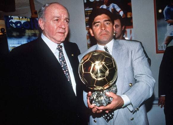 Alfredo Di Stefano (Argentinien Spanien, li.) und Diego Armando Maradona (Argentinien) präsentieren den Ballon d Or -  Fußball Länderspiel Herren Fußball 1994 1995 Gruppe