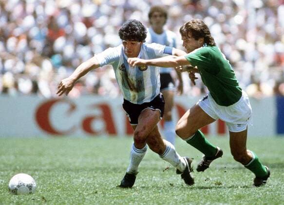 Diego Armando Maradona (Argentinien, li.) gegen Lothar Matthäus (BR Deutschland) -  Fußball Länderspiel Herren WM 1986, Nationalteam, Nationaltrikot, o0 BRD Gruppe o0 Finale o0 Mexiko City Dynamik, Kampf,