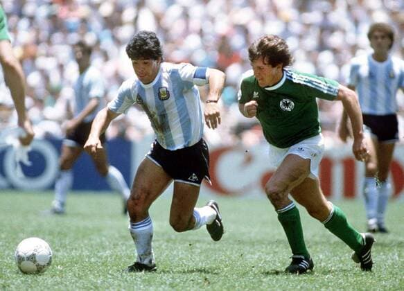Diego Armando Maradona (Argentinien, li.) gegen Lothar Matthäus (BR Deutschland) -  Fußball Länderspiel Herren WM 1986, Nationalteam, Nationaltrikot, o0 BRD Gruppe o0 Finale o0 Mexiko City Dynamik, Kampf,