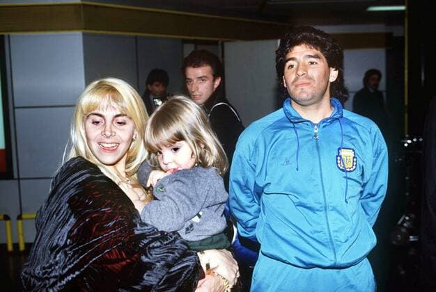 Diego Armando Maradona (Argentinien) mit Ehefrau Claudia Villafane samt Tochter auf dem Mailänder Flughafen -  Fußball Herren Fußball 1985 Gruppe Aufnahmedatum geschätzt, Mailand