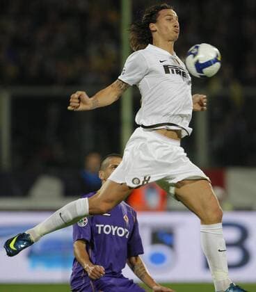Zlatan Ibrahimovic (Inter Mailand) im Zweikampf -  Fußball Herren Serie A 2008 2009, 1. Italienische Liga, ACF Fiorentina - FC Internazionale Mailand, AC Gruppe Florenz Dynamik,