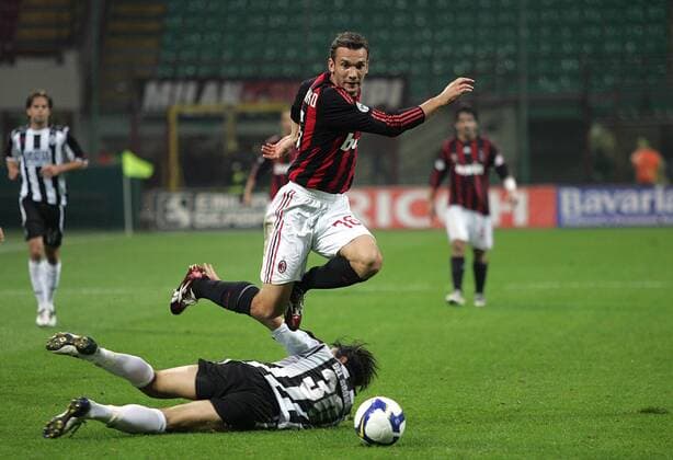 Andriy Shevchenko (AC Mailand, obenauf) im Duell - Fußball Herren Serie A 2008 2009, 1. Italienische Liga, AC Mailand - AC Siena 2:1, Milan Gruppe Mailand Dynamik, Kampf,