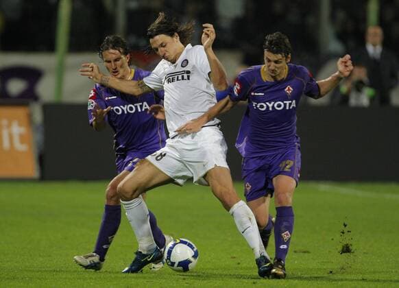 Zlatan Ibrahimovic (Inter Mailand, Mitte) gegen Zdravko Kuzmanovic (re.) und Gianluca Comotto (beide AC Florenz -  Fußball Herren Serie A 2008 2009, 1. Italienische Liga, ACF Fiorentina - FC Internazionale Mailand 0:0 Gruppe Florenz Dynamik,