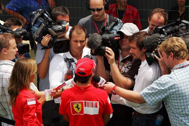 RTL Reporter Kai Ebel (Deutschland, Mitte) interviewt Felipe Massa (Brasilien Ferrari) -  Motorsport Grand Prix Herren Großer Preis von Brasilien 2008, Formel 1 Weltmeisterschaft, F1, F, GP, WM Gruppe Interlagos Sao Paulo