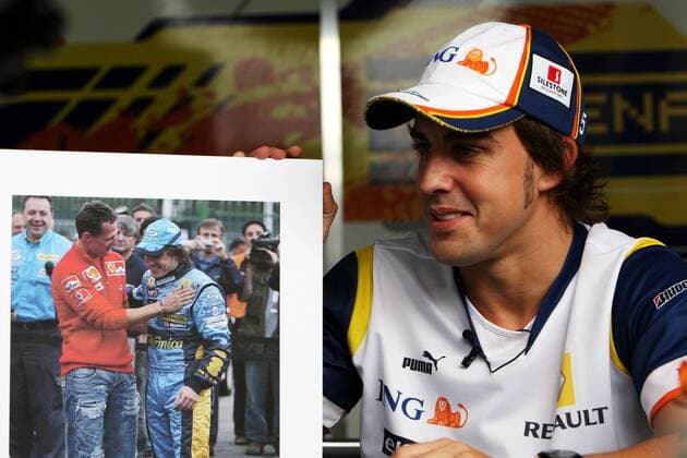 Fernando Alonso (Spanien Renault) präsentiert ein Foto auf dem er mit Michael Schumacher (Deutschland Ferrari) zu sehen ist -  Motorsport Grand Prix Herren Großer Preis von Brasilien 2008, Formel 1 Weltmeisterschaft, F1, F, GP, WM Einzelbild Interlagos Sao Paulo