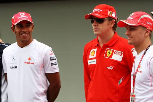 Lewis Hamilton (England, li.) amüsiert sich über die coolen Finnen Kimi Räikkönen (Ferrari, Mitte) und Heikki Kovalainen (beide Finnland beide McLaren Mercedes) -  Motorsport Grand Prix Herren Großer Preis von Brasilien 2008, Formel 1 Weltmeisterschaft, F1, F, GP, WM Gruppe Interlagos Sao Paulo