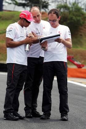 Lewis Hamilton (England, li.) und Renningenieur Phil Prew (Mitte, Australien beide McLaren Mercedes) bei der Streckenbesichtigung -  Motorsport Grand Prix Herren Großer Preis von Brasilien 2008, Formel 1 Weltmeisterschaft, F1, F, GP, WM Gruppe Interlagos Sao Paulo