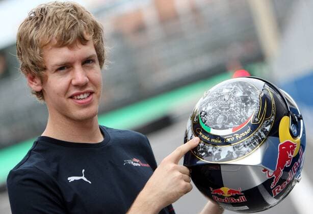 Grazie Mille Toro Rosso ! - Sebastian Vettel (Deutschland) präsentiert seinen neuen Helm, auf dem er sich bei seinem Team für die gute Zusammenarbeit bedankt -  Motorsport Grand Prix Herren Großer Preis von Brasilien 2008, Formel 1 Weltmeisterschaft, F1, F, GP, WM Einzelbild Interlagos Sao Paulo