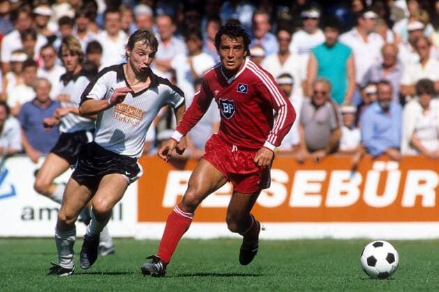 Felix Magath (HSV, re.) im Duell Fußball Herren DEUTSCHSPRACHIGE SPORTZEITSCHRIFTEN UND -ZEITUNGEN NUR NACH RÜCKSPRACHE 1984 1985 Gruppe Geislingen Dynamik,
