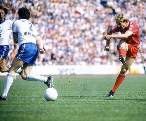 Karl Heinz Rummenigge (Bayern, re.) im Duell Fußball 1. BL Herren DEUTSCHSPRACHIGE SPORTZEITSCHRIFTEN UND -ZEITUNGEN NUR NACH RÜCKSPRACHE 1980 1981 Gruppe München Dynamik,