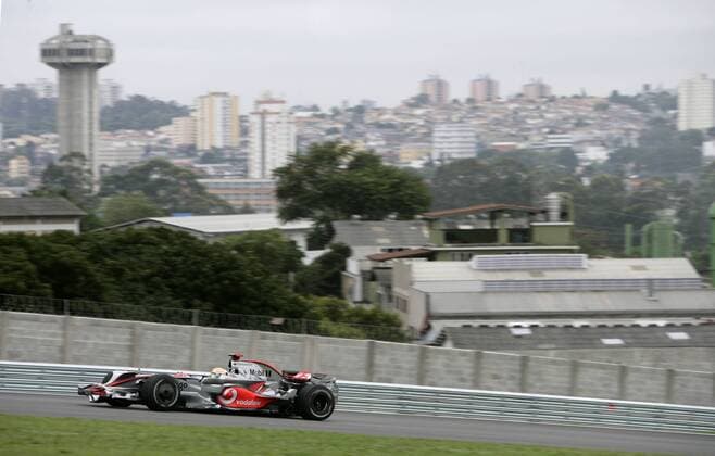 Lewis Hamilton (England McLaren Mercedes) in seinem Boliden Motorsport Grand Prix Herren Großer Preis von Brasilien 2008, Formel 1 WM, F1, F, GP, Vdig Totale Interlagos Sao Paulo