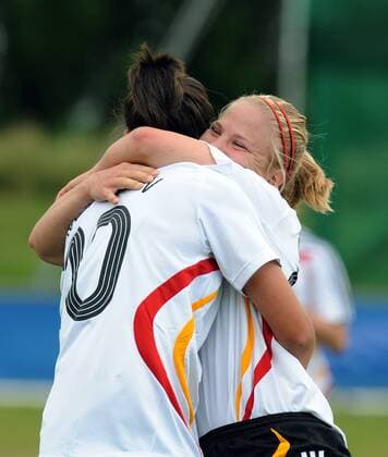 Leonie Maier (re.) und Dzsenifer Marozsan (beide Deutschland U17) - Torjubel - Fußball WM Damen U17 WM 2008, U 17 Nationalteam, Nationaltrikot, Jugend, Nachwuchs, Junioren, Frauen, Frauenfußball Gruppe Länderspiel Christchurch Glück, Freude,
