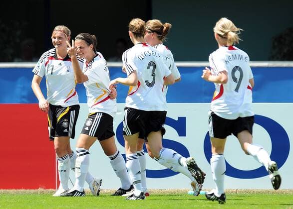 Torjubel Deutschland U17 mit Alexandra Popp (li.) und Dzsenifer Marozsan (2.v.li.) - Fußball WM Damen U17 WM 2008, U 17 Nationalteam, Nationaltrikot, Jugend, Nachwuchs, Junioren, Frauen, Frauenfußball Gruppe Länderspiel Christchurch Freude, Begeisterung,